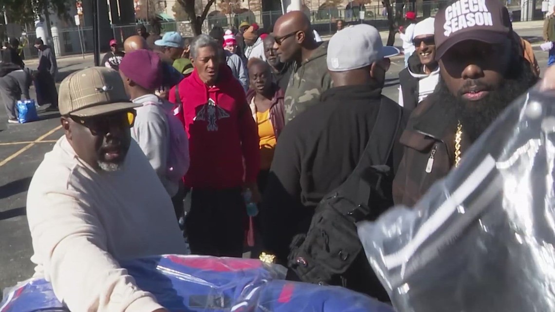 Comedian Cedric The Entertainer joins Trae Tha Truth in giving blankets ...