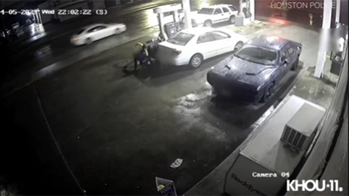 Perampokan pom bensin Houston, Texas: Seorang pria menyerang pompa
