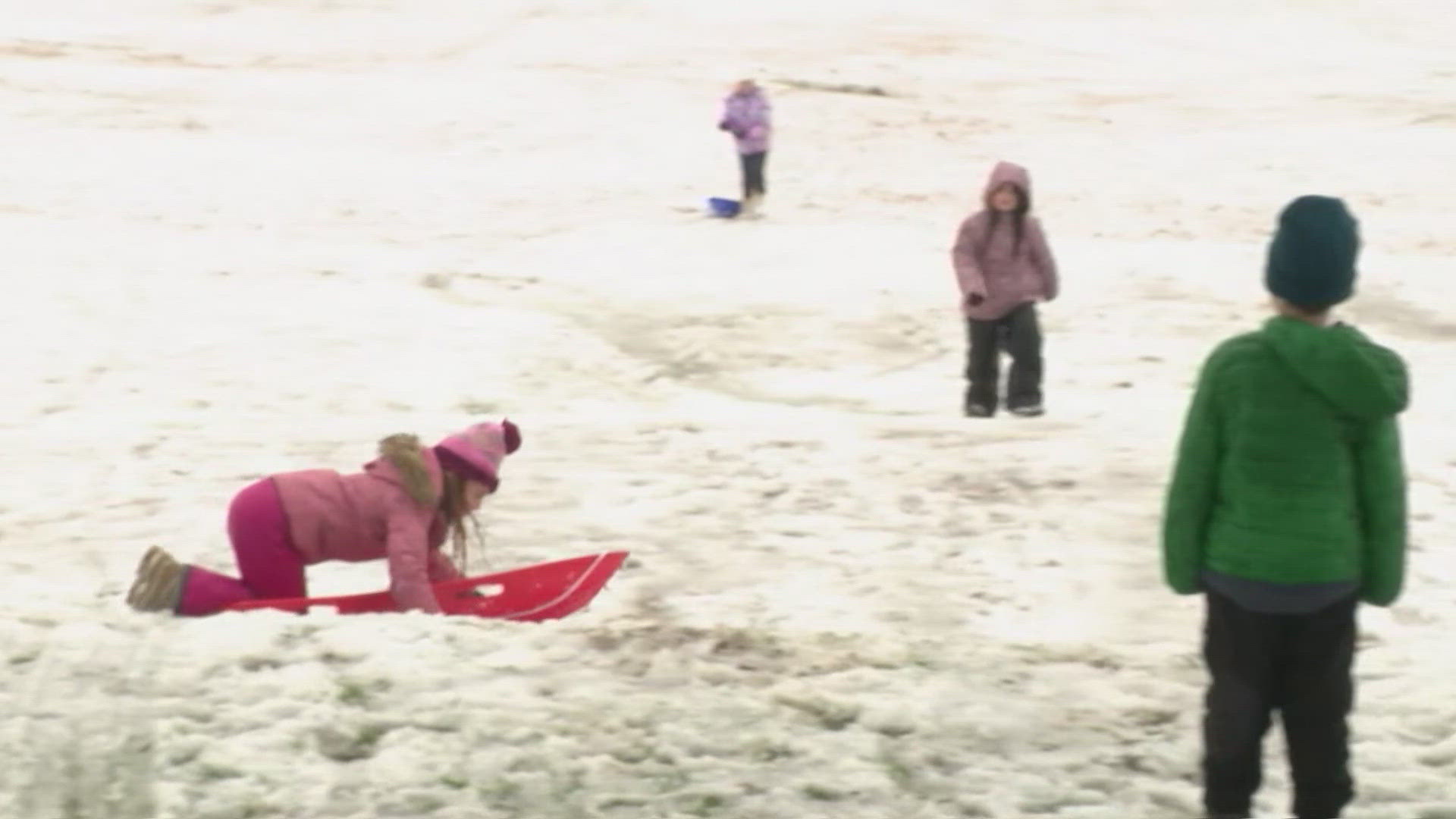 KHOU 11 reporter Amanda Henderson visited a hill in Dallas where people were enjoying the snowfall by sliding down a snowy hill. She even tried it herself!