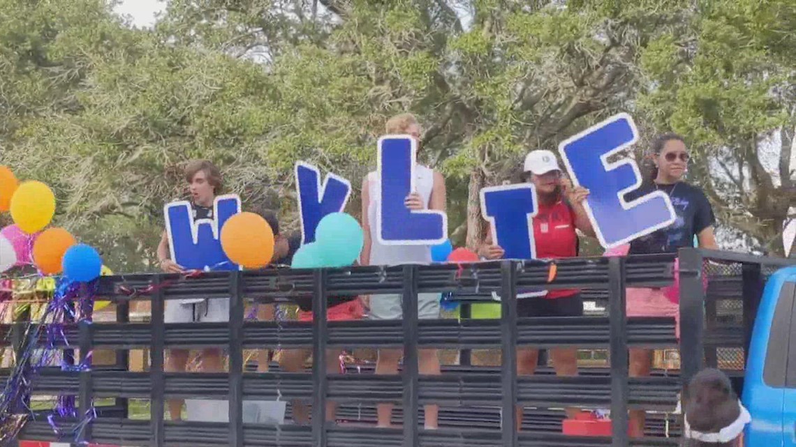 Komunitas mengadakan parade untuk anak berusia 4 tahun dengan tumor otak