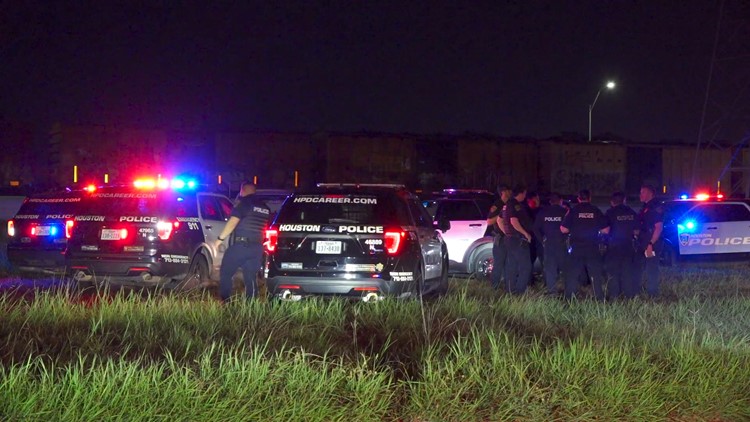 5 arrested after 2 attempted robberies and police chase in north Houston, HPD says