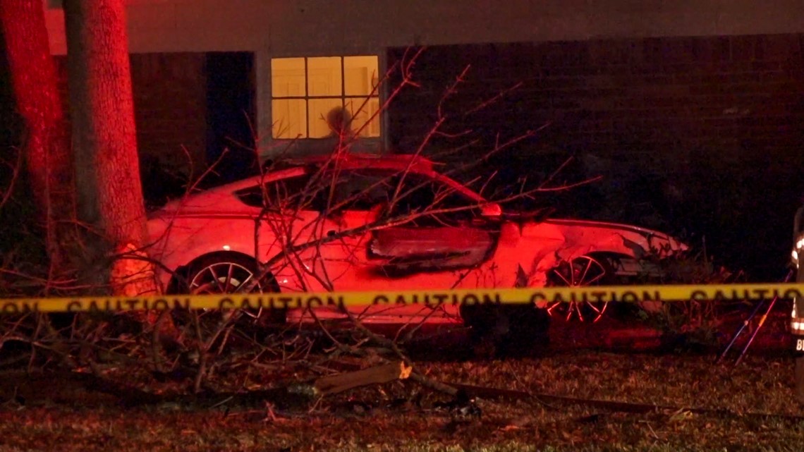 Houston crash: 1 dead, 1 injured after car crashes into tree on S. Dairy  Ashford