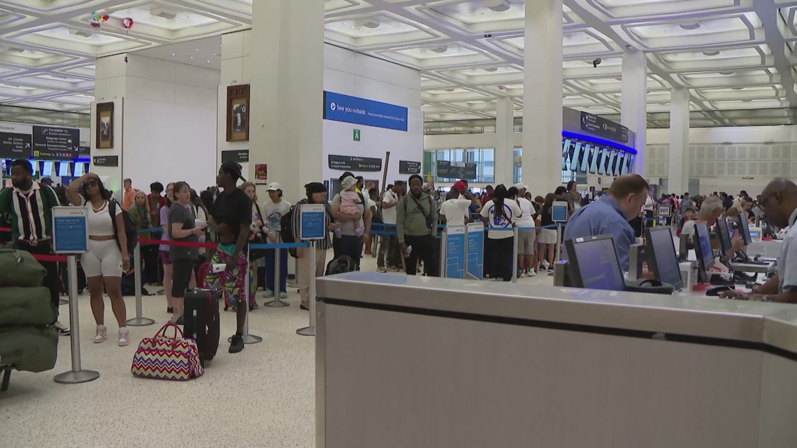 Record-breaking holiday travel rush in full swing for Houston Airports