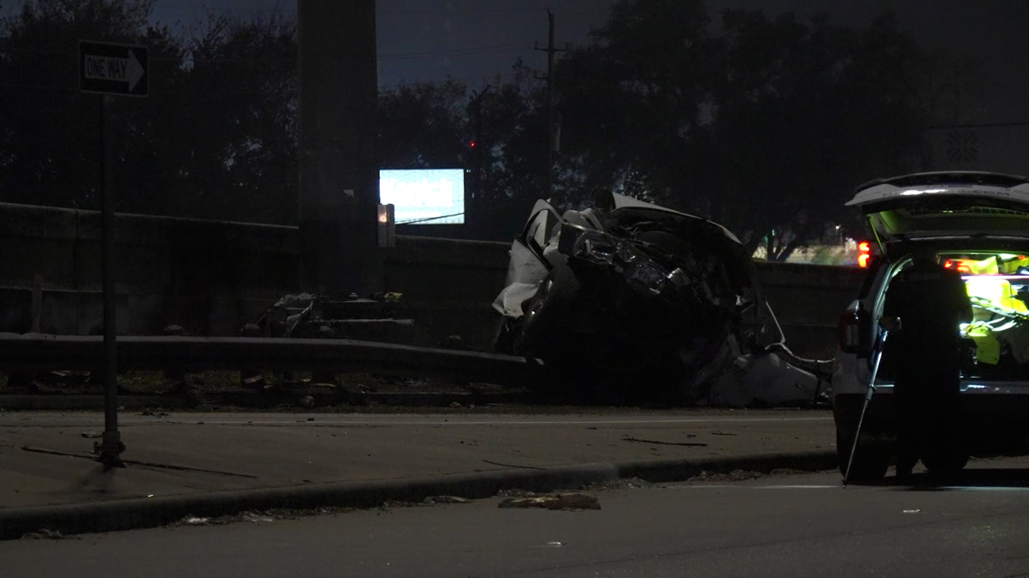 Driver dies after crashing into light pole while exiting North Freeway ...