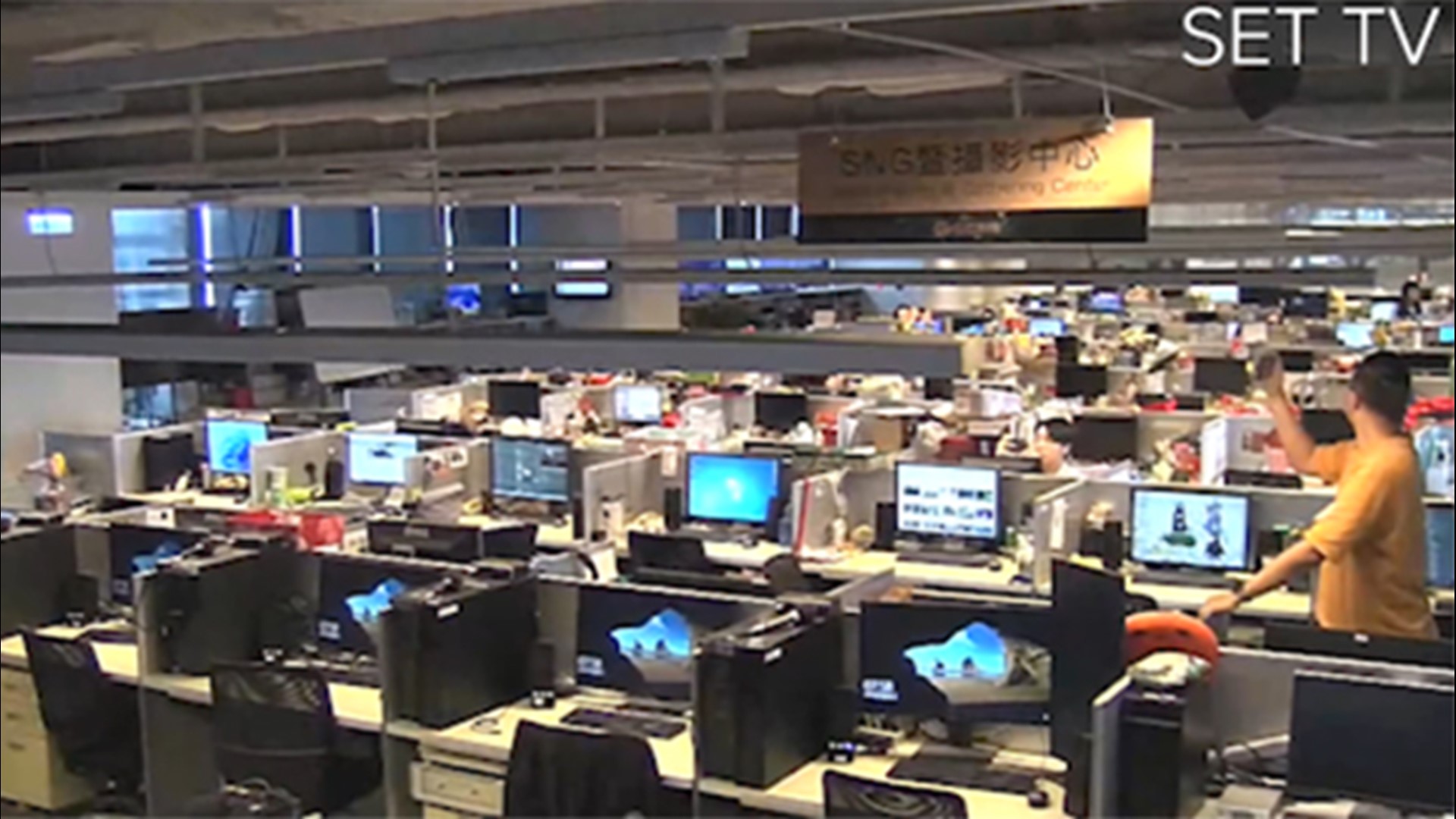 This video shows a newsroom in Taiwan during the 7.4 magnitude earthquake.