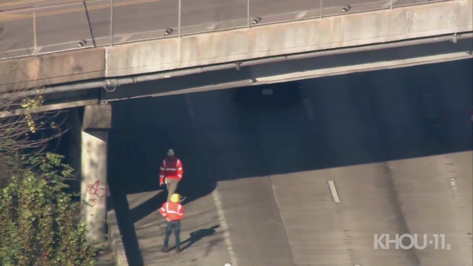 Truck hits overpass on Katy Freeway, loses cargo container | khou.com