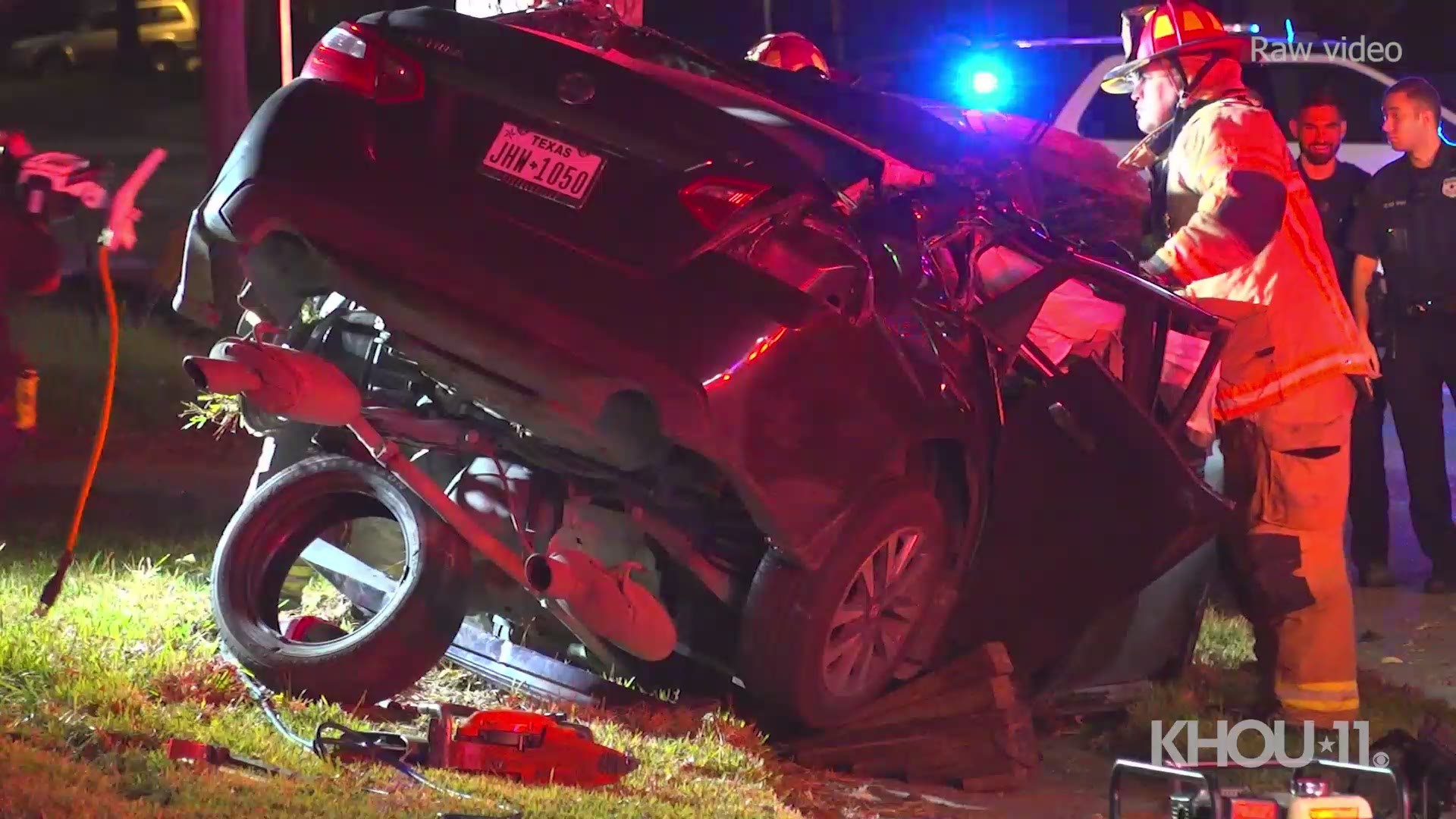 Chase suspect dies after crashing into tree in southeast Houston | khou.com