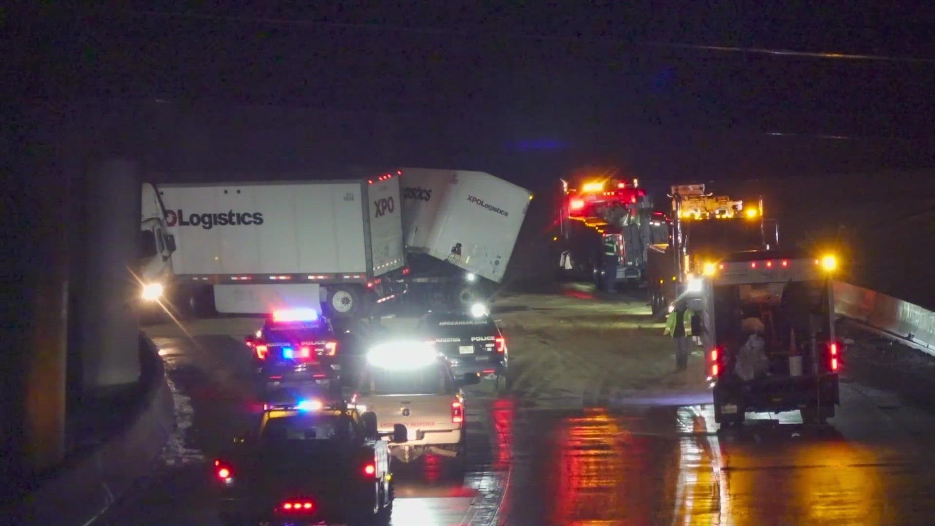 Jackknifed 18-wheeler closes northbound lanes of Interstate 45 in southern  Dallas