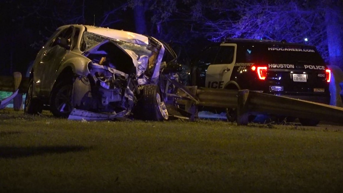 Houston crash: 1 dead, 1 injured after car crashes into tree on S