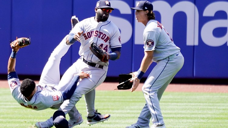 Astros OF Yordan Álvarez, SS Jeremy Peña leave game after outfield collision