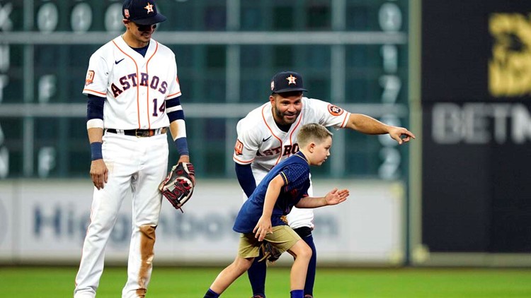 'Legend': 6-year-old steals the show when he tries to steal second base at Astros-Mets game