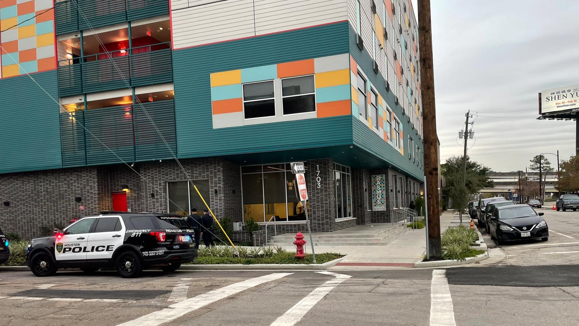Man found dead inside apartment on Gray Street, Houston police says ...