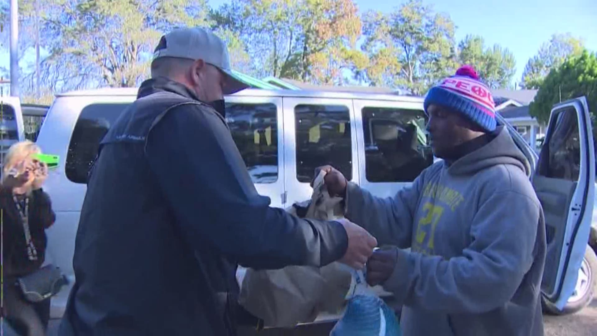 Baseball great Roger Clemens and his family teamed up with local nonprofit Kids' Meals to bring turkeys and Thanksgiving dinner to families in need.