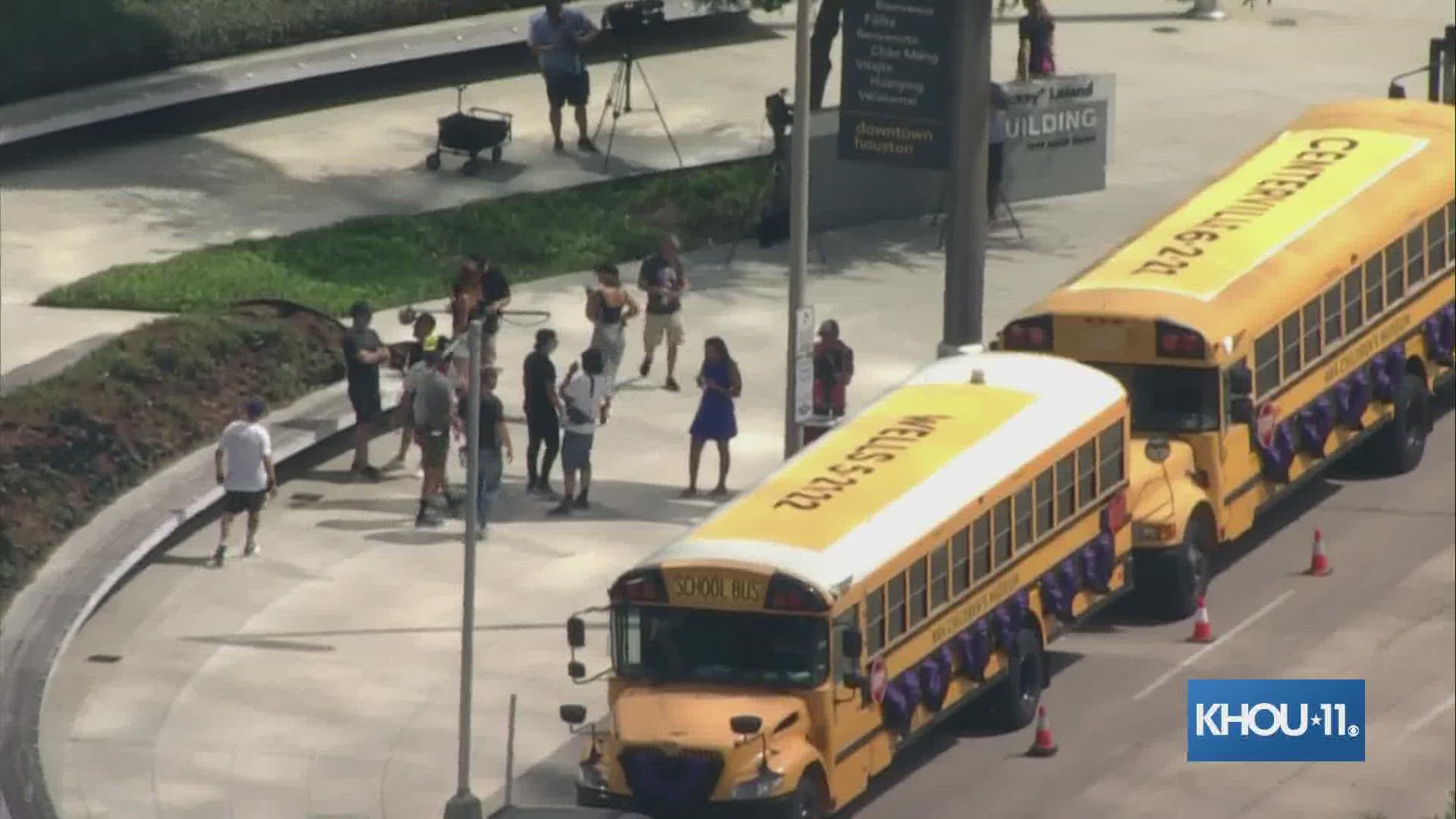 Raw video: Gun advocacy group caravans mile of buses to Sen. Ted Cruz's  office 