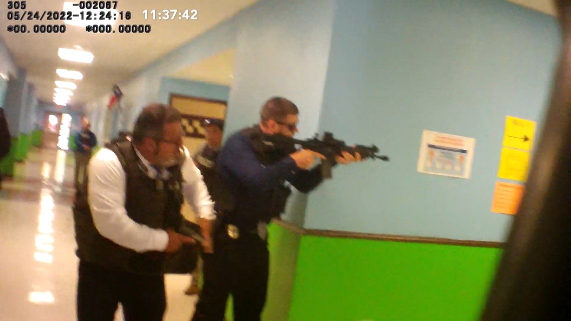 Video kamera tubuh petugas polisi Uvalde dirilis