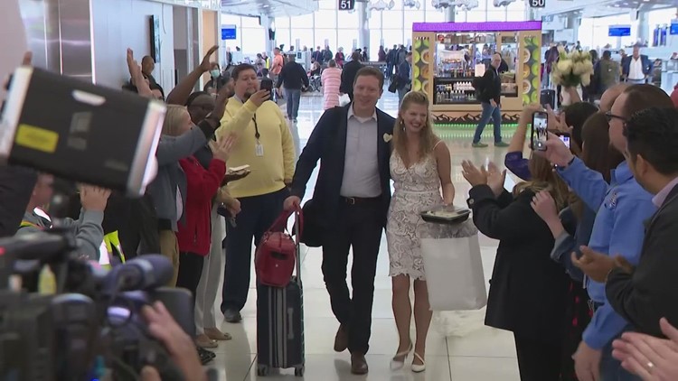 Couple says 'I do' in middle of busy Houston airport terminal