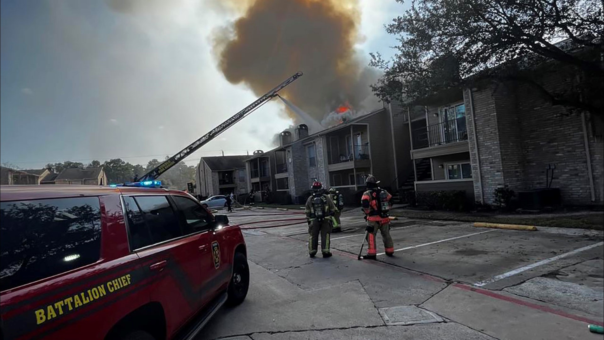 Humble apartment complex catches fire; no injuries