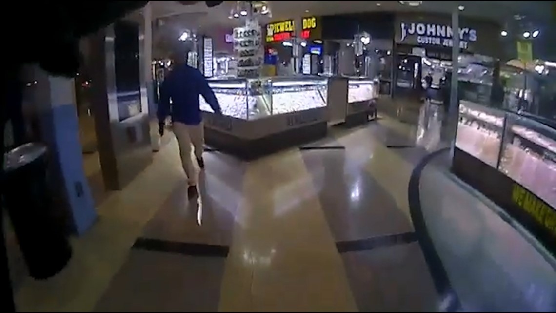 Video bodycam dirilis dari penembakan mematikan di mal PlazAmericas