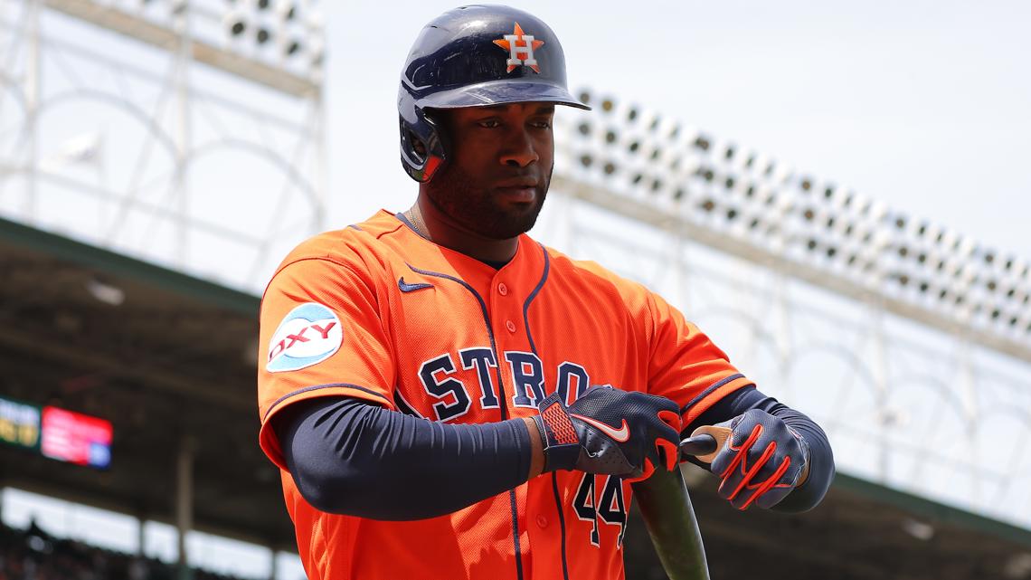 Astros slugger Yordan Alvarez leaves Saturday's game with back spasms