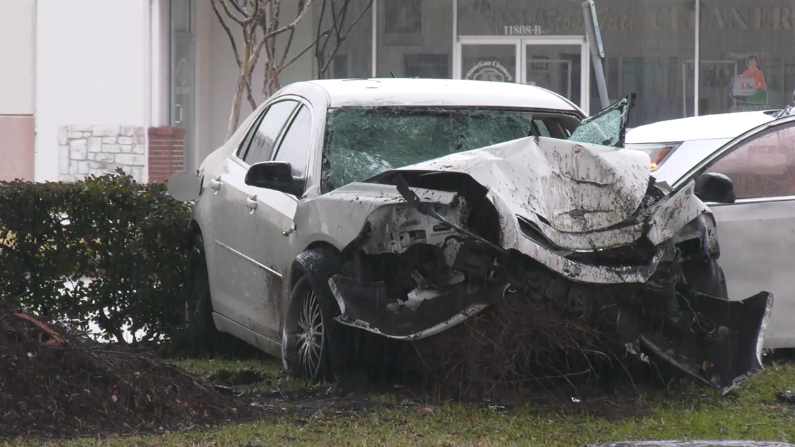 Houston crash: 1 dead, 1 injured after car crashes into tree on S. Dairy  Ashford