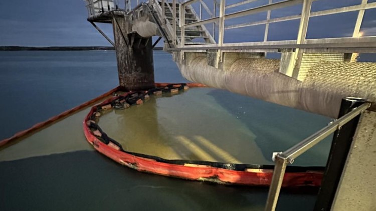 Up to 3,800 gallons of light crude oil spills into Corpus Christi Bay from cracked pipeline
