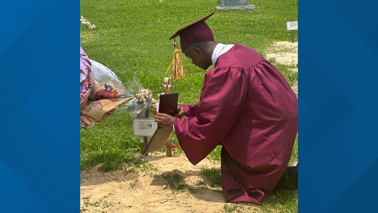 'A bittersweet moment' : Beaumont United grad touches hearts after posing for photo at mother's gravesite