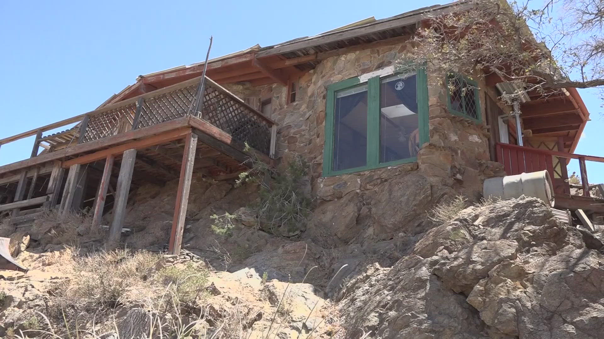 The internet is losing its mind over a house featuring a stream in the living room, bedrock in the bathroom and snakes at houseguests, which is being sold for $225K.