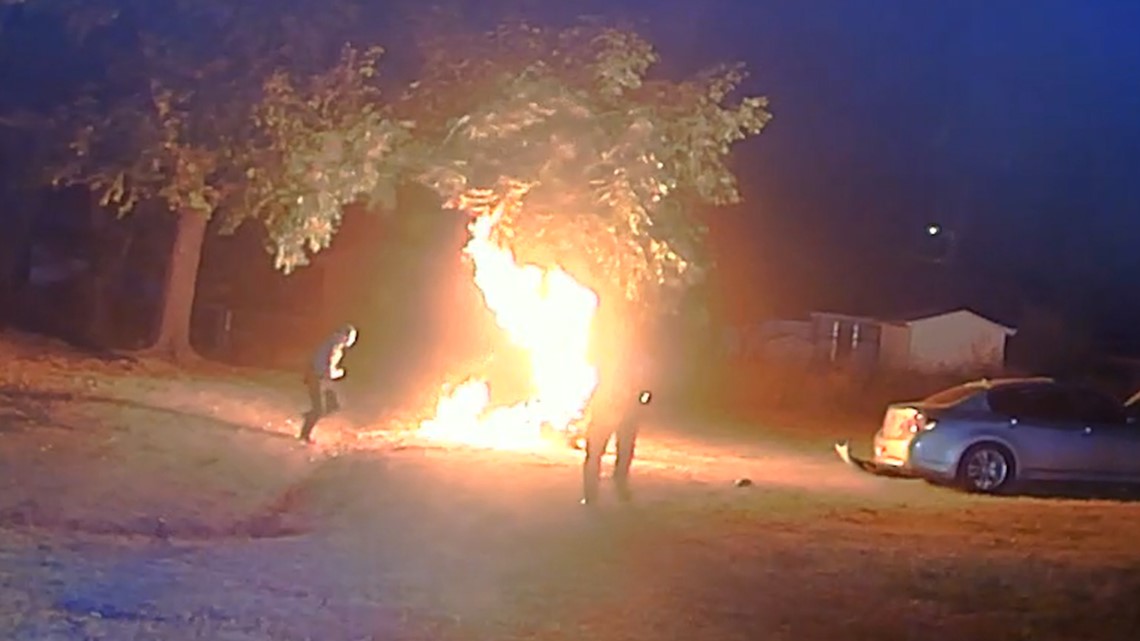 Seorang pria terbakar setelah ditangkap oleh polisi Arkansas