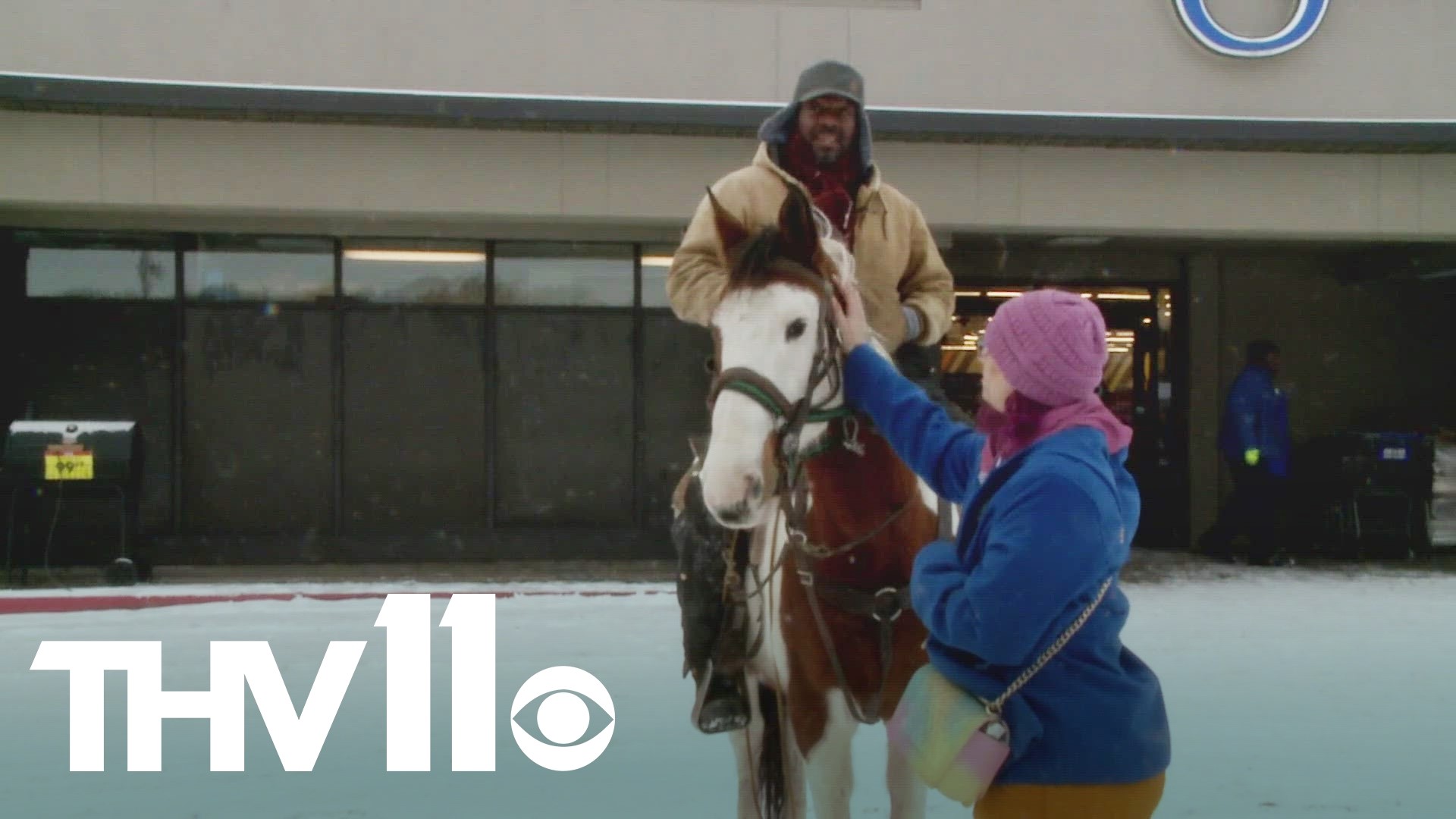 One Arkansas man and his trusty sidekick steed put their horsepower together to help out drivers stranded on the snowy roadways.