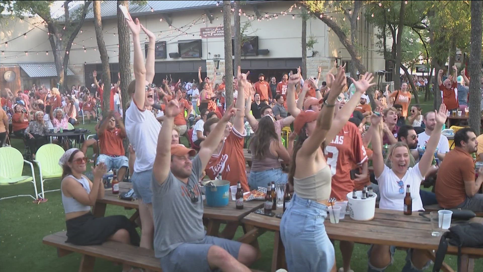 Fans celebrated the Longhorns' win over Alabama at Little Woodrow's on Saturday.