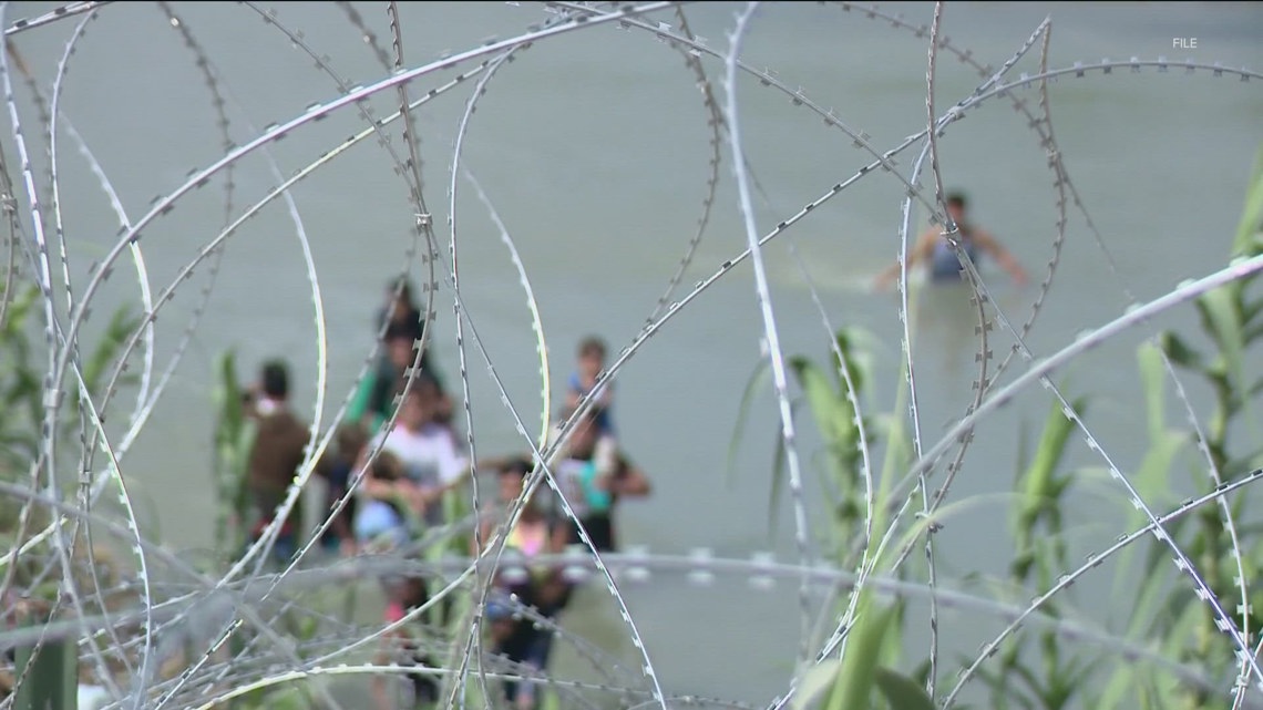 Feds back Texas in ruling on razor wire at border | khou.com