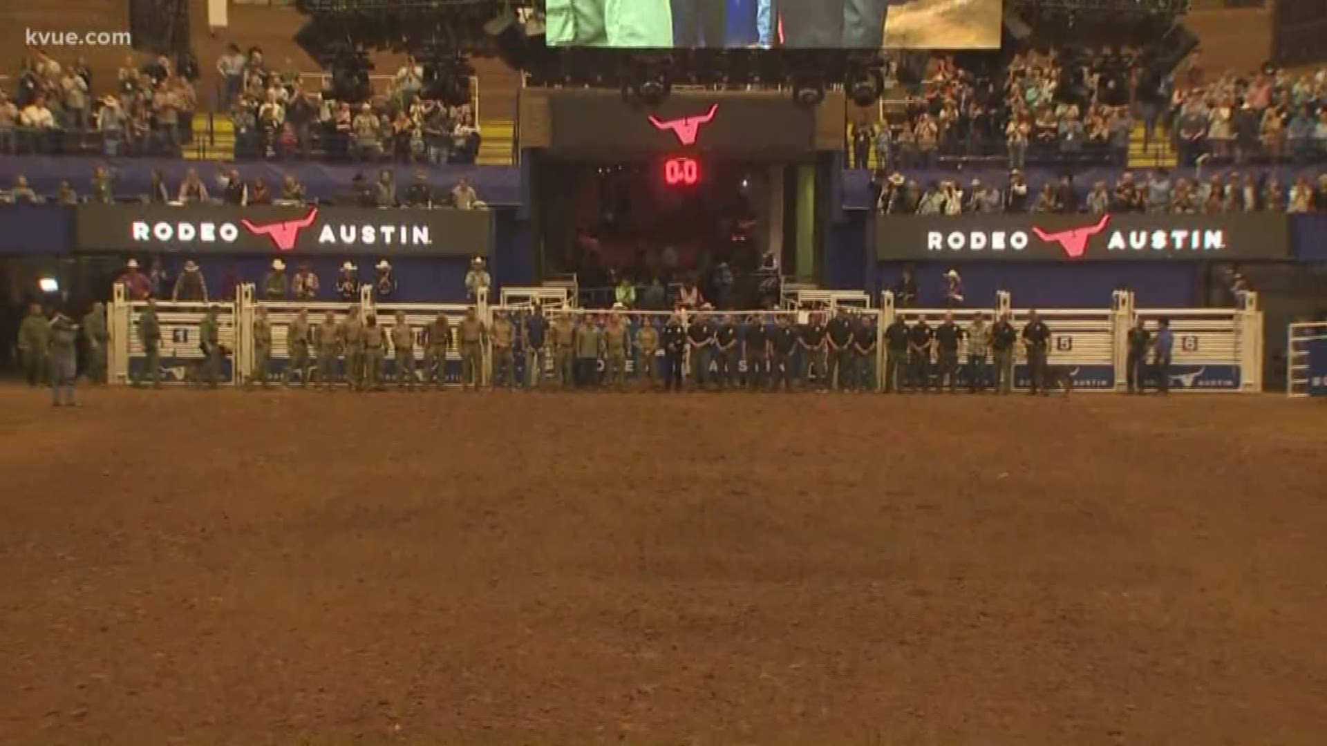 Rodeo Austin crowd gives officers standing ovation