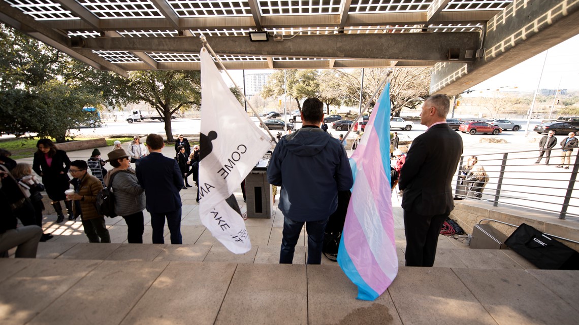 Lebih banyak keluarga remaja trans menuntut untuk menghentikan penyelidikan pelecehan anak di Texas