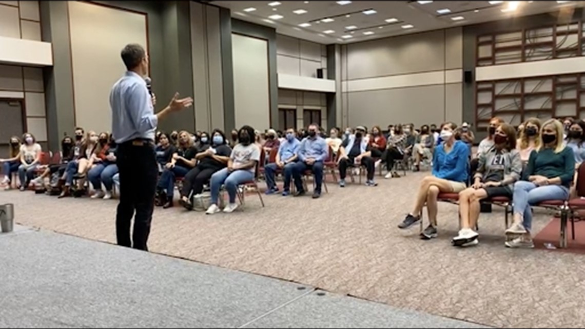 Beto O’Rourke berpartisipasi di balai kota di Texas State University