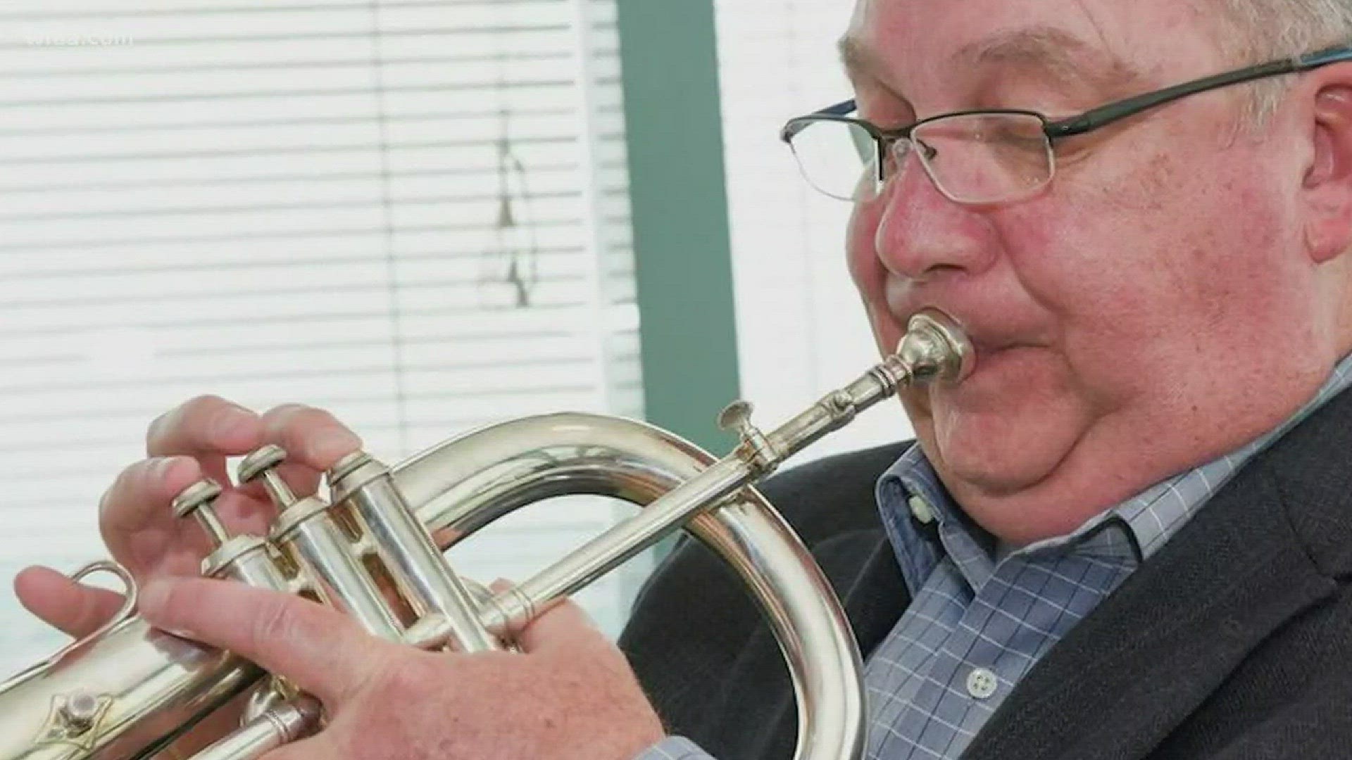 Man performs national anthem with someone else's lungs