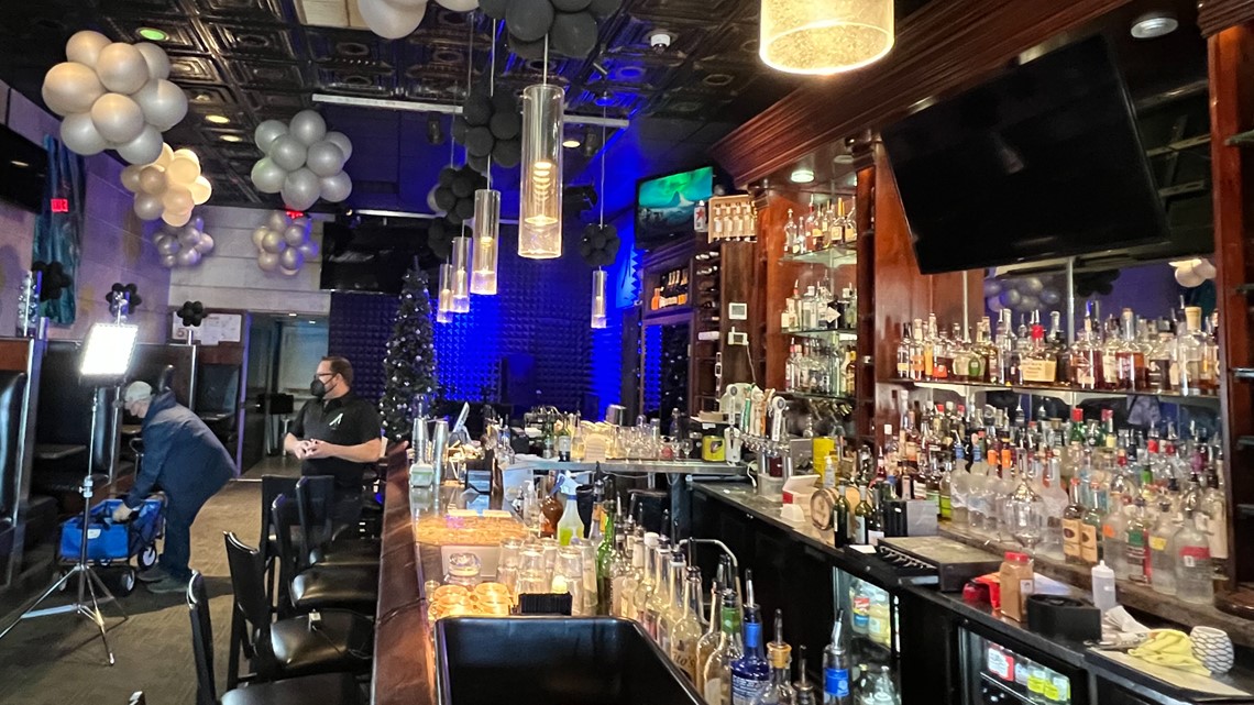 Dallas bar shuts down for entire month because of COVID surge - Vimarsana News