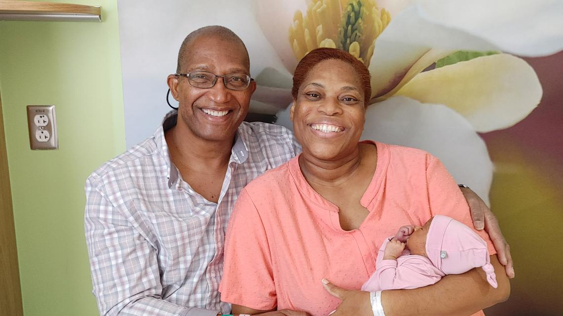 Pasangan Greensboro, 50 dan 61, menyambut bayi perempuan