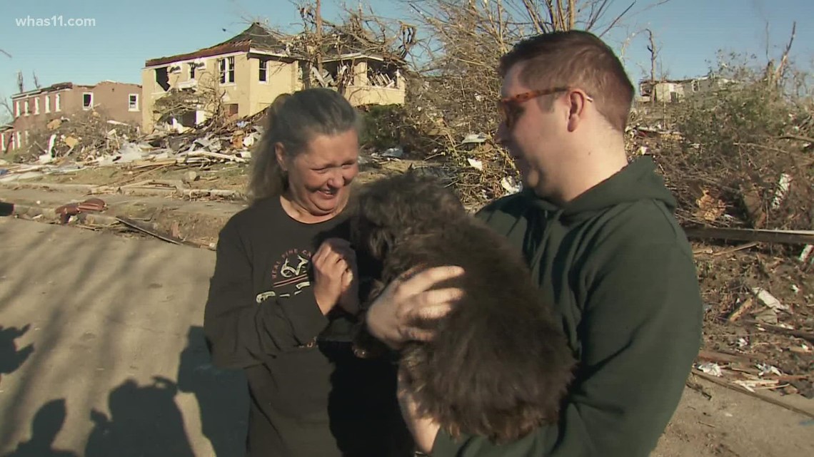 Penyintas tornado Mayfield bersatu kembali dengan anjing yang dia pikir hilang