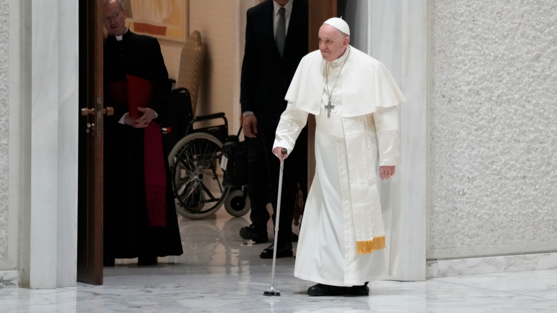 Image of Pope Francis wearing white puffer coat made with AI | khou.com