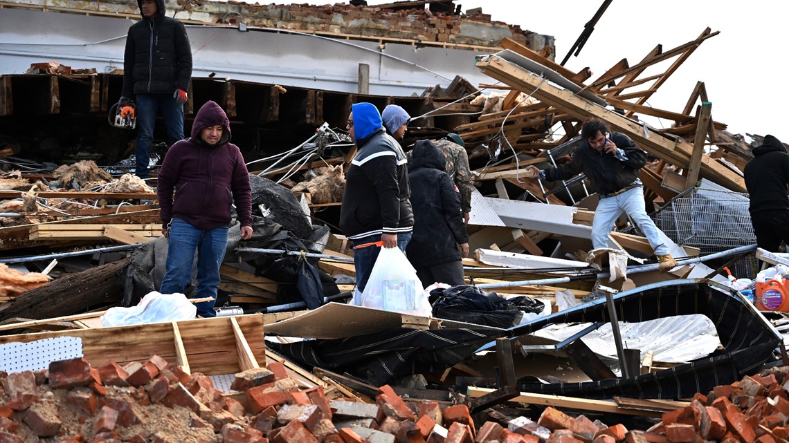 Bagaimana daerah Houston membantu mereka yang terkena dampak tornado?
