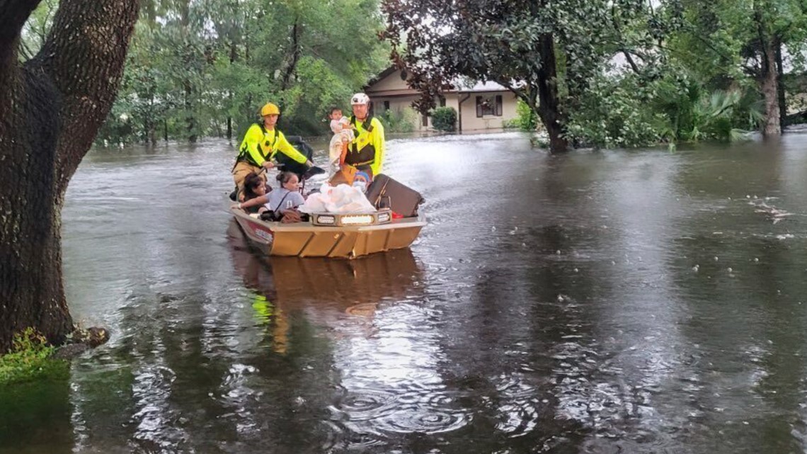 Crowdsource Rescue Volunteers Helping Hurricane Ian Victims 4667