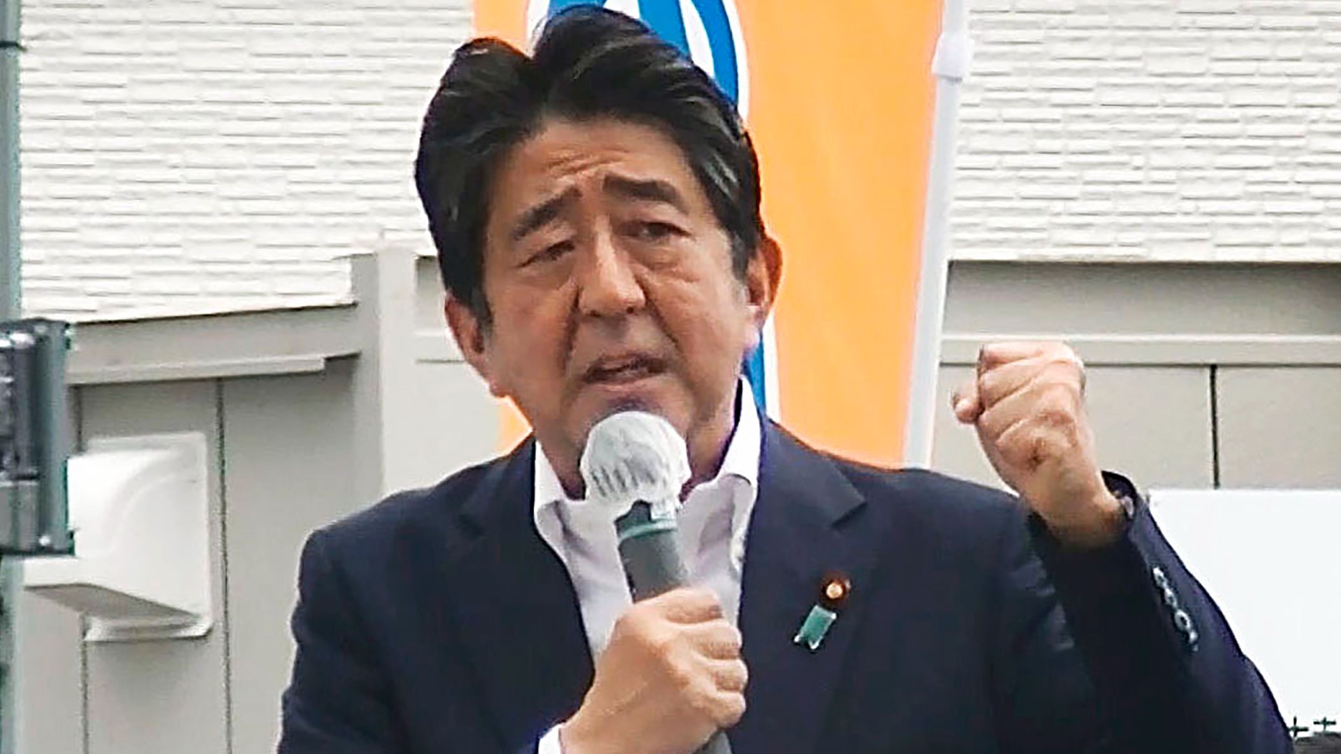 Japanese turn up in droves to bid farewell to slain Abe - Newspaper -  DAWN.COM