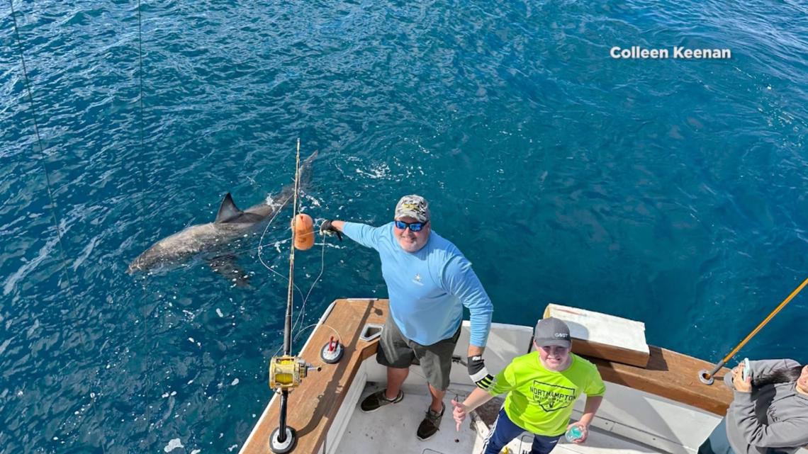 Bocah Florida menangkap ikan hiu putih besar di lepas pantai Fort Lauderdale
