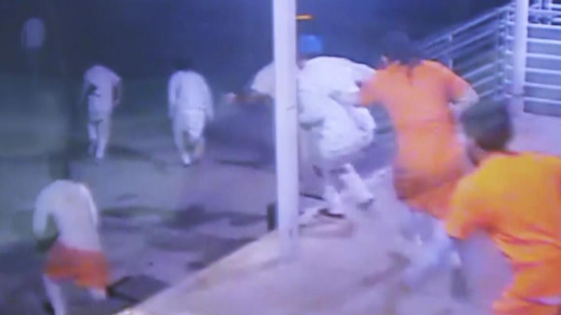 Video itu mengungkapkan momen ketika para narapidana melarikan diri dari penjara New Orleans Video itu mengungkapkan momen ketika para narapidana melarikan diri dari penjara New Orleans